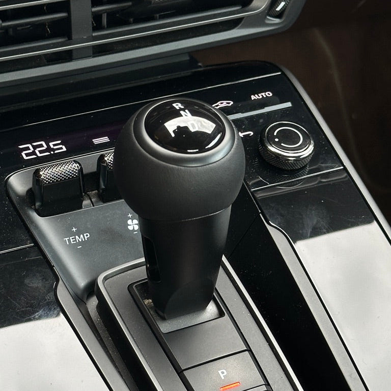 Kožená řadicí hlavice v Porsche 911 992
