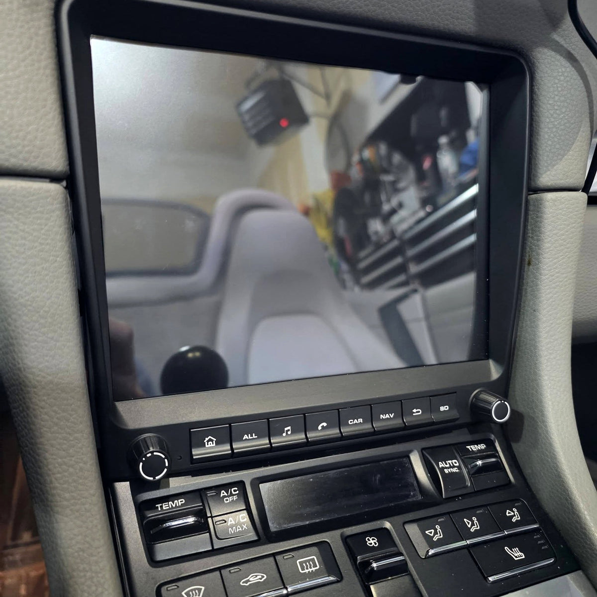 Couvací kamera s vodícími liniemi na displeji autorádia v Porsche Boxster/Cayman 981