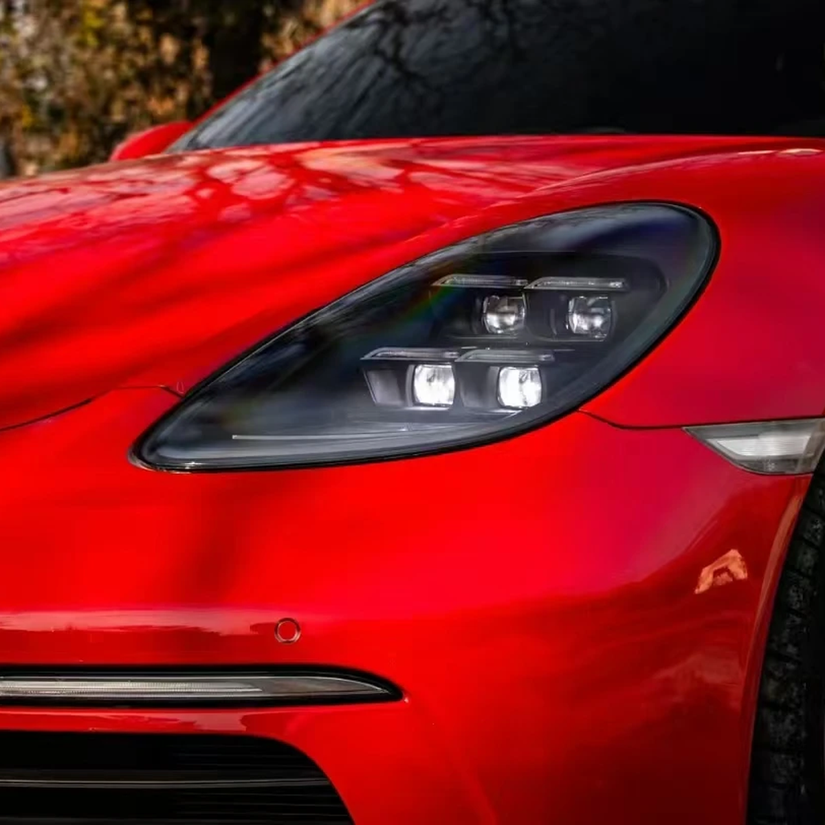 Červené Porsche 718 s matrix LED světlomety – pohled na předek vozu