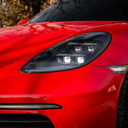 Červené Porsche 718 s matrix LED světlomety – pohled na předek vozu