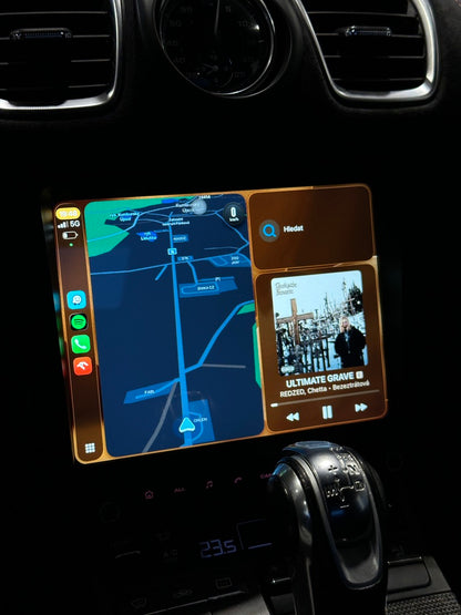 Apple CarPlay v Porsche – mapa a Spotify vedle sebe na jednom displeji