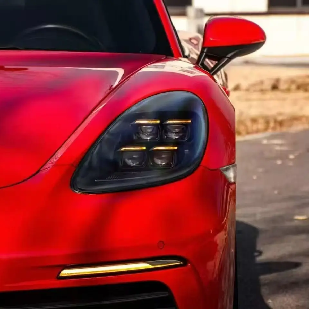 Matrix LED světlomet na červeném Porsche 718 – detail v blatníku