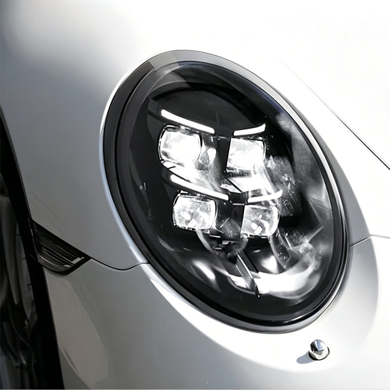 LED světlomet nasazený na Porsche 911 991 – detail v blatníku