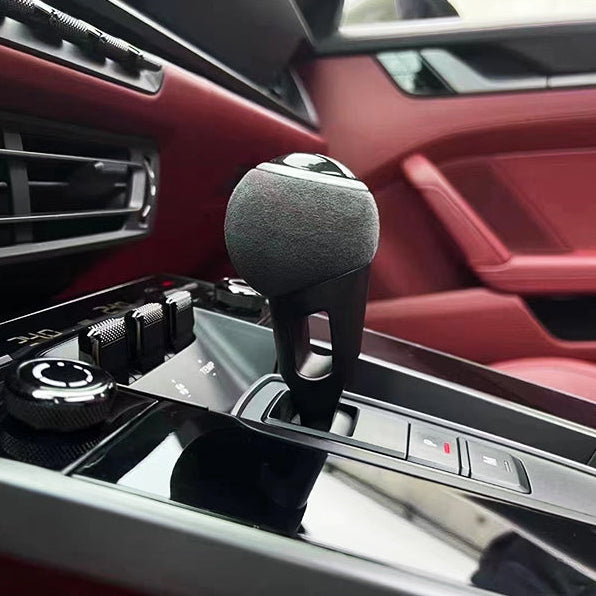 Řadicí hlavice v alcantarě pro Porsche 911 992 — pohled ze strany řidiče