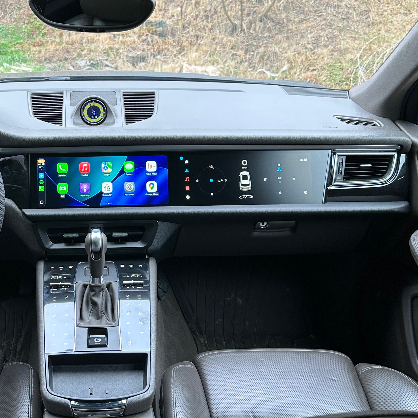 Waze navigace a Apple CarPlay na displeji Porsche Macan