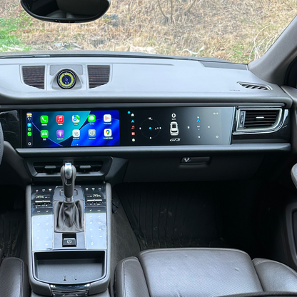 Waze navigace a Apple CarPlay na displeji Porsche Macan