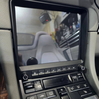 Couvací kamera s vodícími liniemi na displeji autorádia v Porsche Boxster/Cayman 981