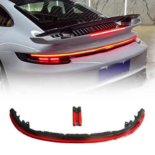 Rozsvícený zadní světelný pás na Porsche 911 992
