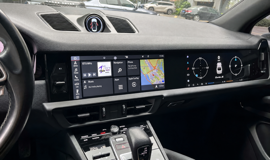 Duální displej pro Porsche Cayenne 9YA — instalovaný v palubní desce