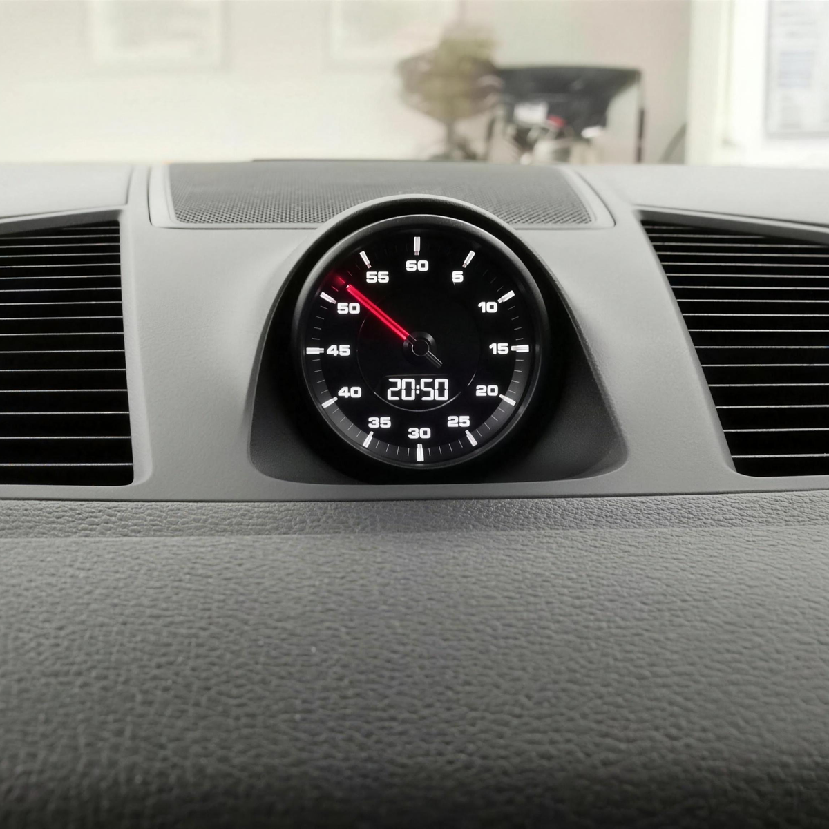 Budík Sport Chrono v palubní desce Porsche Cayenne 9YA
