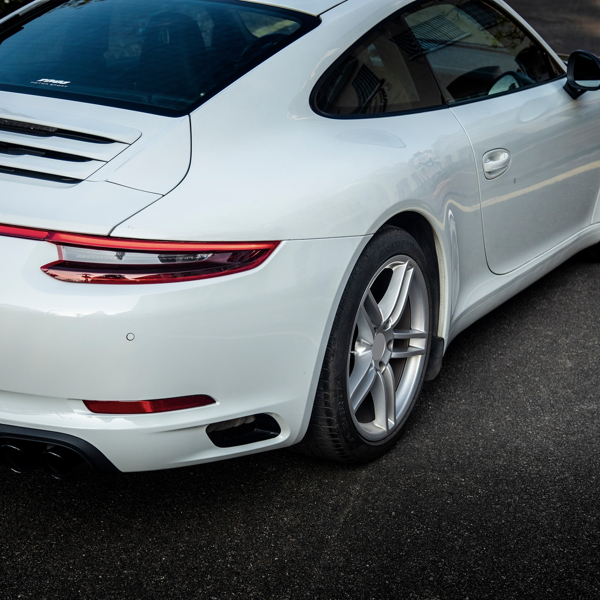 Světelný pás na Porsche 911 991.2 – pohled ze zadní tří čtvrtin