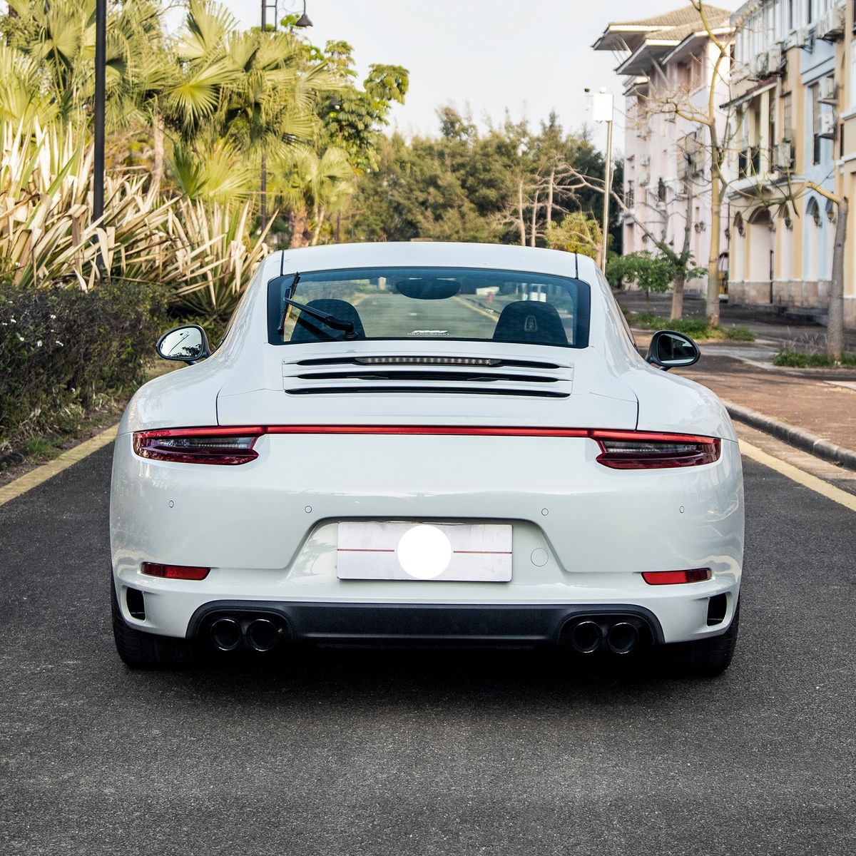 Porsche 911 991.2 zezadu se světelným pásem mezi světly
